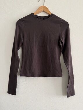 Skims Cotton Jersey Long Sleeve T-Shirt in Iron, size medium